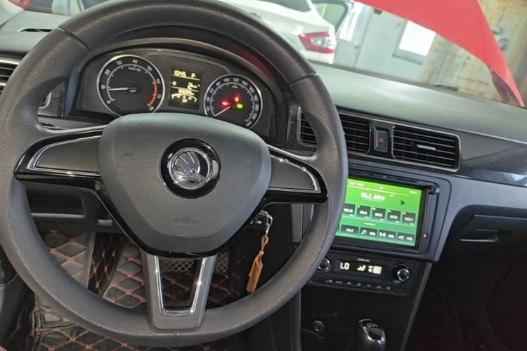 Used Skoda Rapid Spaceback 2016 Facelifted TSI230 DSG Smart Drive Version Center Console