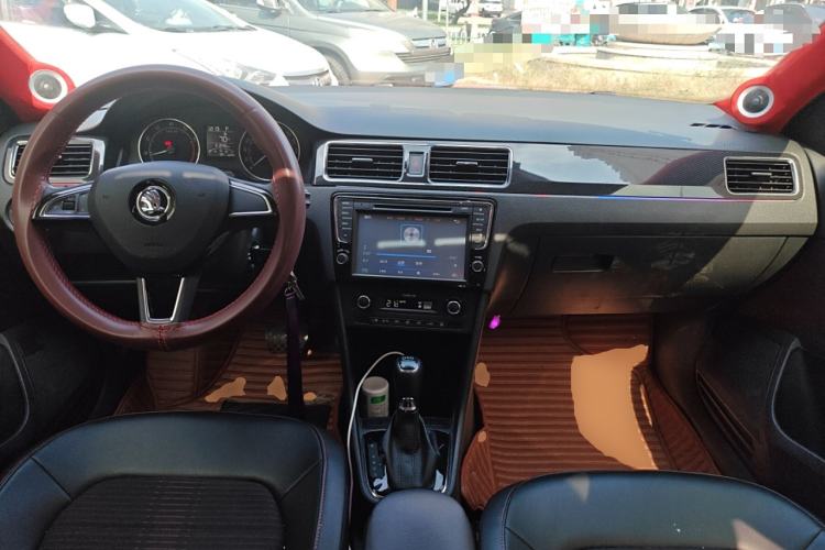 Used Skoda Rapid Spaceback 2016 Facelifted TSI230 DSG Smart Drive Version Center Console