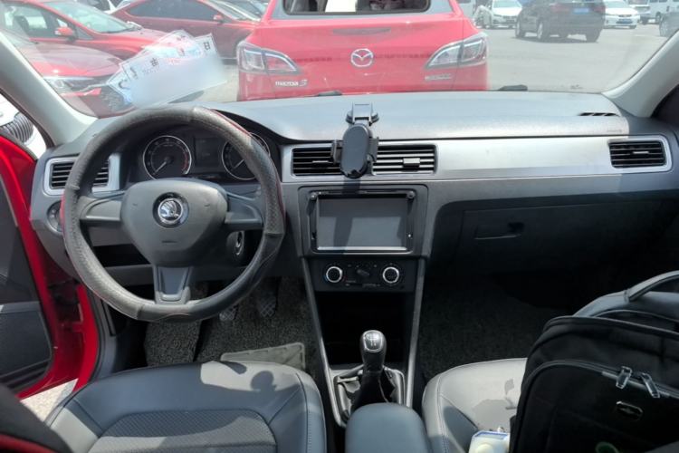 Used Skoda Rapid Spaceback 2016 Revised 1.6L Manual Chuanxing Edition Center Console