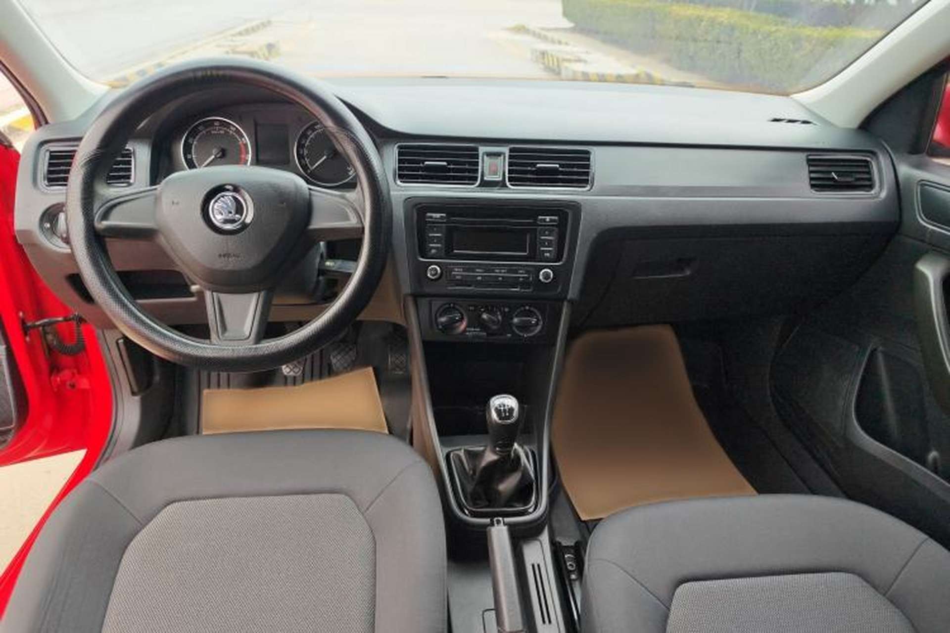 Used Skoda Rapid Spaceback 2016 Revised Version 1.6L Manual Front-Drive Edition Center Console