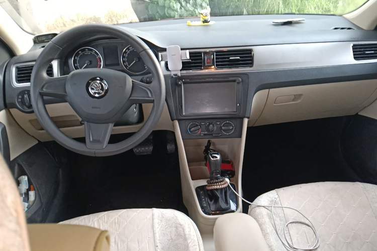 Used Skoda Rapid Spaceback 2016 1.6L Automatic Chuanxing Edition Center Console