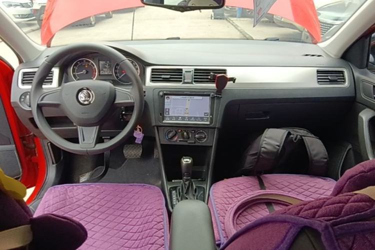 Used Skoda Rapid Spaceback 2016 Revised 1.6L Automatic Chuanxing Version Center Console