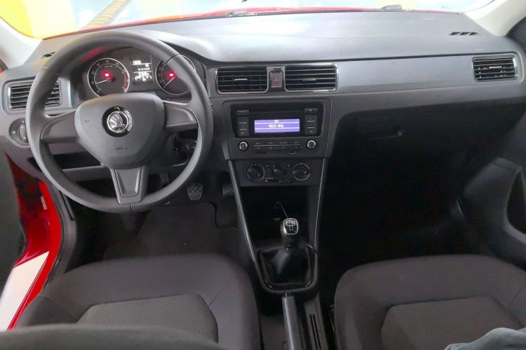 Used Skoda Rapid Spaceback 2016 Revised Version 1.4L Manual Front-Drive Edition Center Console