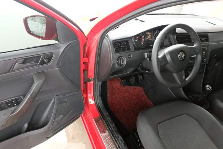 Used Skoda Rapid Spaceback 2016 Revised Version 1.6L Manual Front-Drive Edition Driver Seat