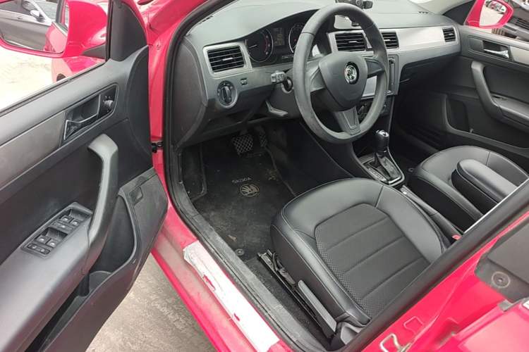 Used Skoda Rapid Spaceback 2016 Revised 1.6L Automatic Chuanxing Version Driver Seat