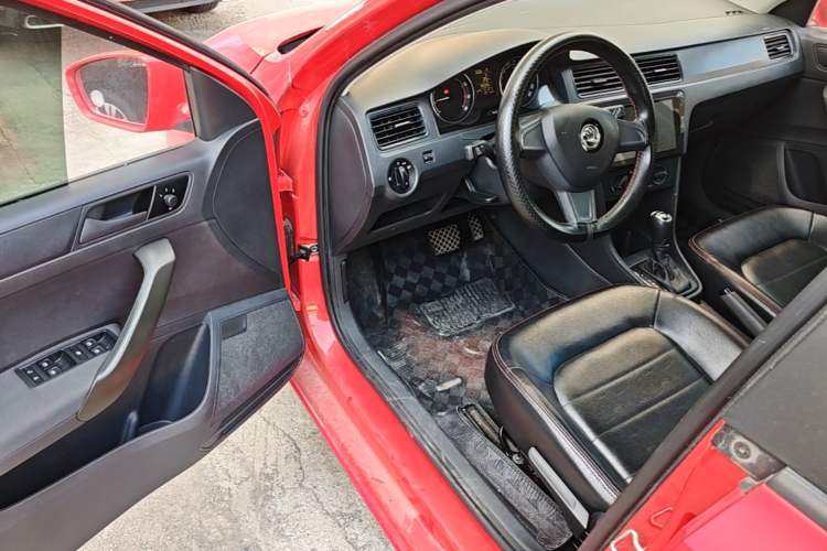 Used Skoda Rapid Spaceback 2016 Revised Version 1.6L Automatic Front-Drive Edition Driver Seat