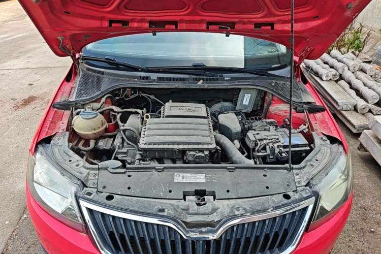 Used Skoda Rapid Spaceback 2016 Revised Version 1.6L Automatic Front-Drive Edition Engine Bay