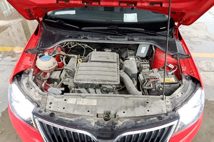 Used Skoda Rapid Spaceback 2016 Revised Version 1.6L Manual Front-Drive Edition Engine Bay