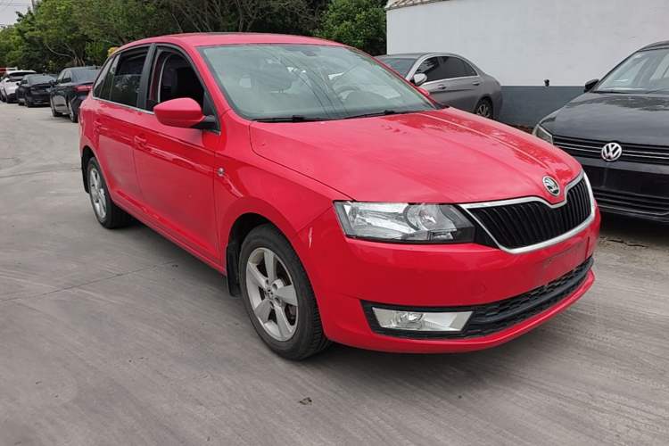 Used Skoda Rapid Spaceback 2016 Revised 1.6L Automatic Chuanxing Version Front Right 45 Deg