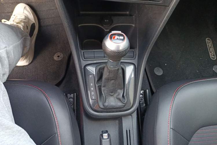 Used Skoda Rapid Spaceback 2016 1.6L Automatic Smart Drive Edition Gear Lever