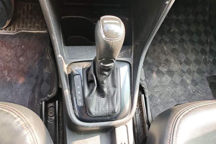 Used Skoda Rapid Spaceback 2016 Revised Version 1.6L Automatic Front-Drive Edition Gear Lever