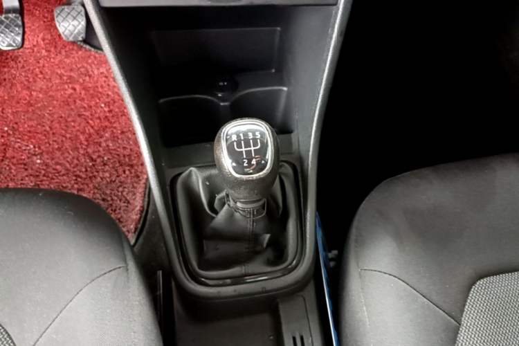 Used Skoda Rapid Spaceback 2016 Revised Version 1.6L Manual Front-Drive Edition Gear Lever