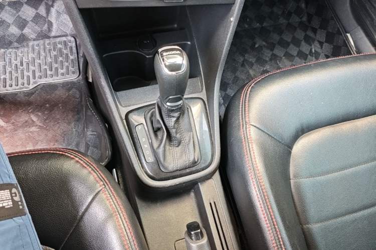 Used Skoda Rapid Spaceback 2016 Revised Version 1.6L Automatic Front-Drive Edition Gear Lever