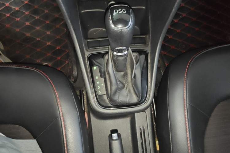 Used Skoda Rapid Spaceback 2016 Facelifted TSI230 DSG Smart Drive Version Gear Lever