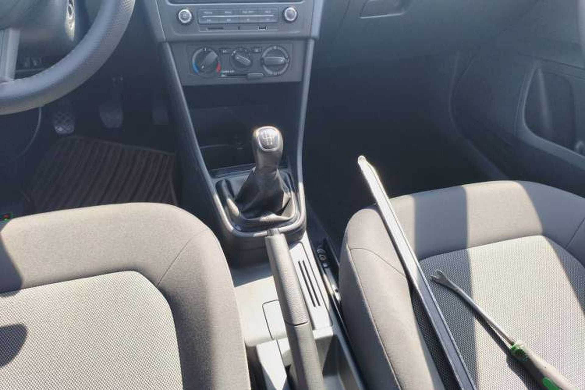 Used Skoda Rapid Spaceback 2016 Revised Version 1.4L Manual Front-Drive Edition Gear Lever