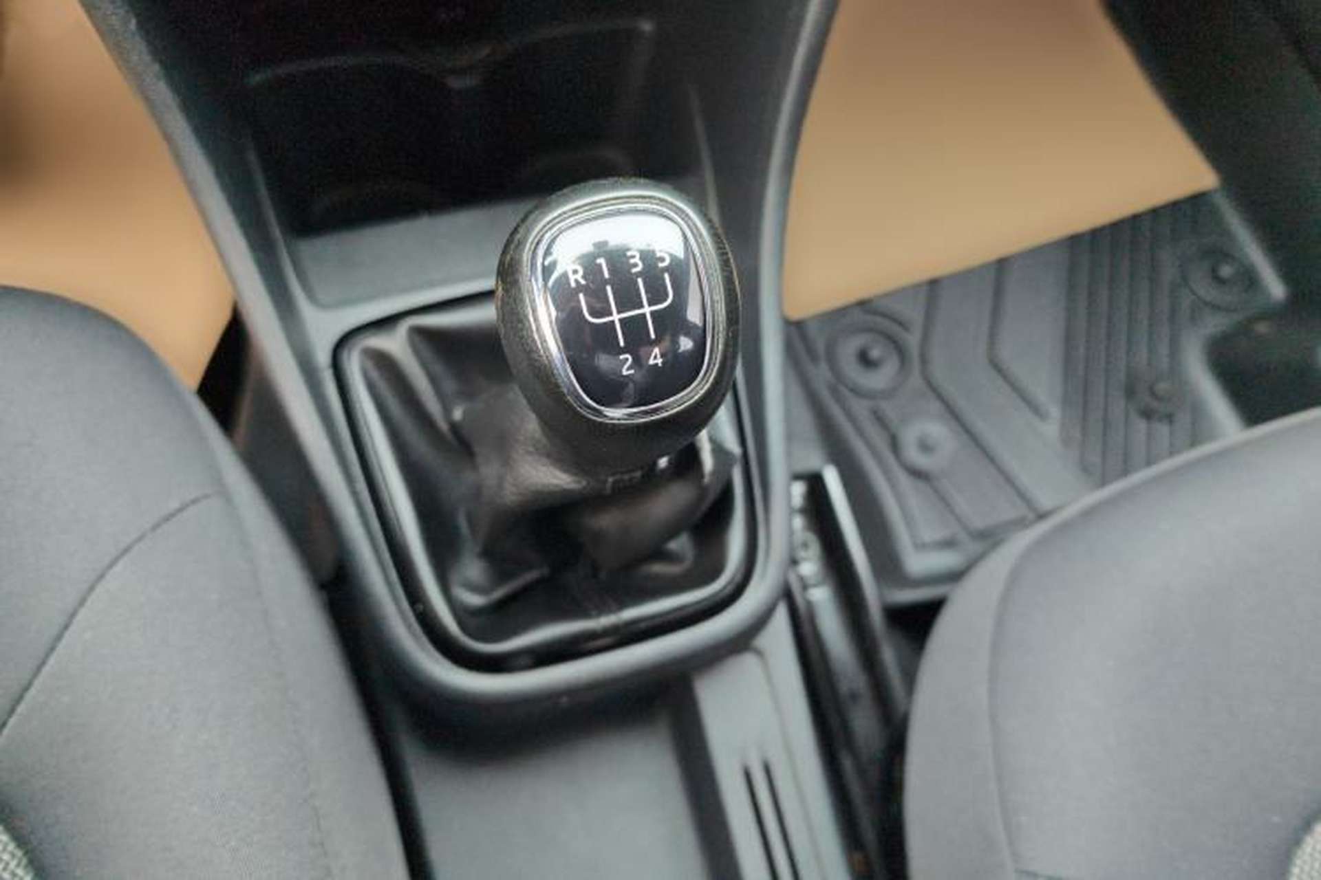 Used Skoda Rapid Spaceback 2016 Revised Version 1.6L Manual Front-Drive Edition Gear Lever