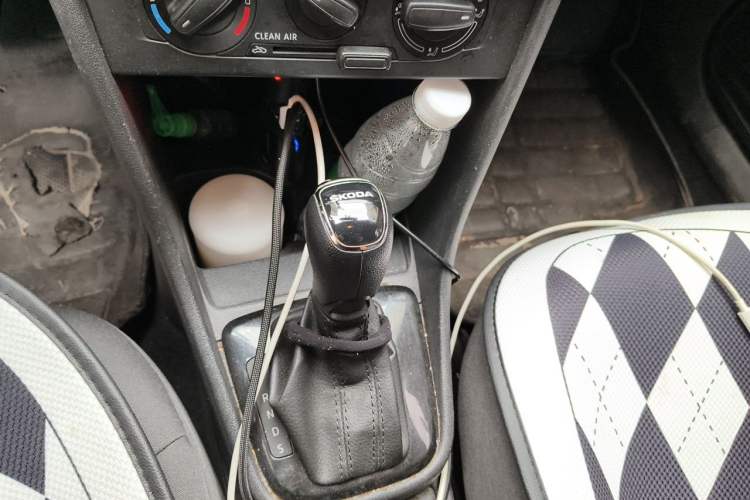 Used Skoda Rapid Spaceback 2016 Revised Version 1.6L Automatic Front-Drive Edition Gear Lever