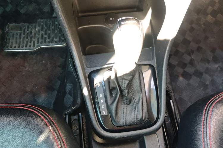 Used Skoda Rapid Spaceback 2016 Revised Version 1.6L Automatic Front-Drive Edition Gear Lever