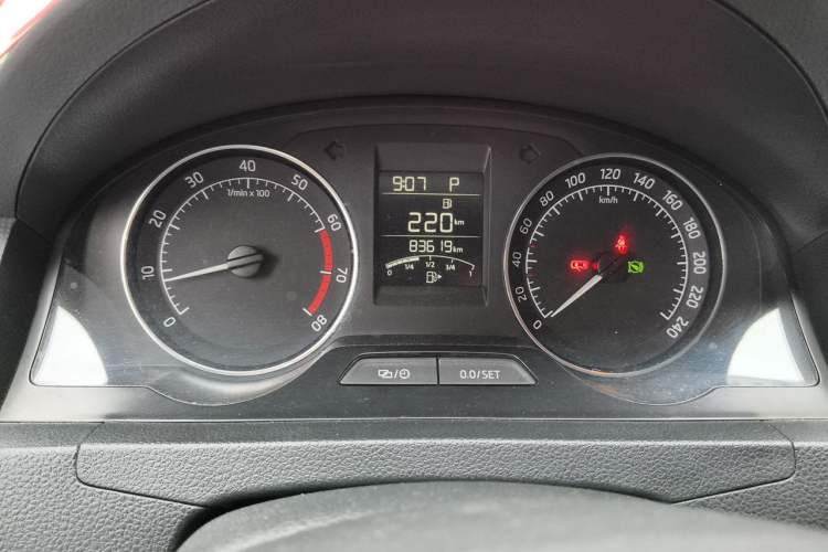 Used Skoda Rapid Spaceback 2016 Revised Version 1.6L Automatic Front-Drive Edition Instrument Cluster