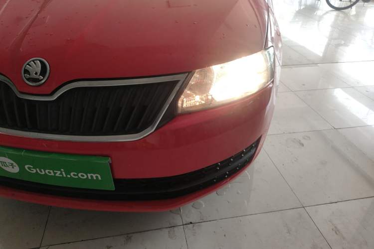 Used Skoda Rapid Spaceback 2016 Revised Version 1.6L Manual Front-Drive Edition Left Front Headlight