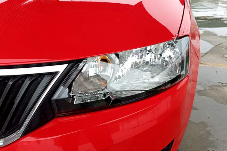 Used Skoda Rapid Spaceback 2016 Revised Version 1.6L Manual Front-Drive Edition Left Front Headlight