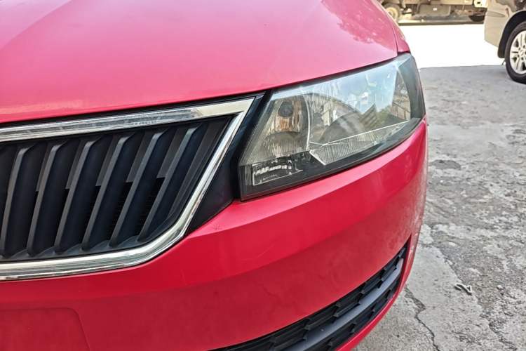 Used Skoda Rapid Spaceback 2016 Revised Version 1.6L Automatic Front-Drive Edition Left Front Headlight