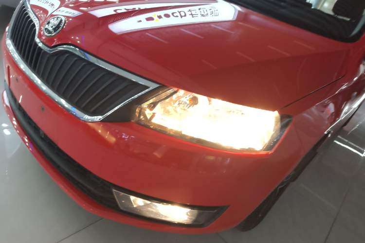 Used Skoda Rapid Spaceback 2016 Revised Version 1.4L Manual Front-Drive Edition Left Front Headlight