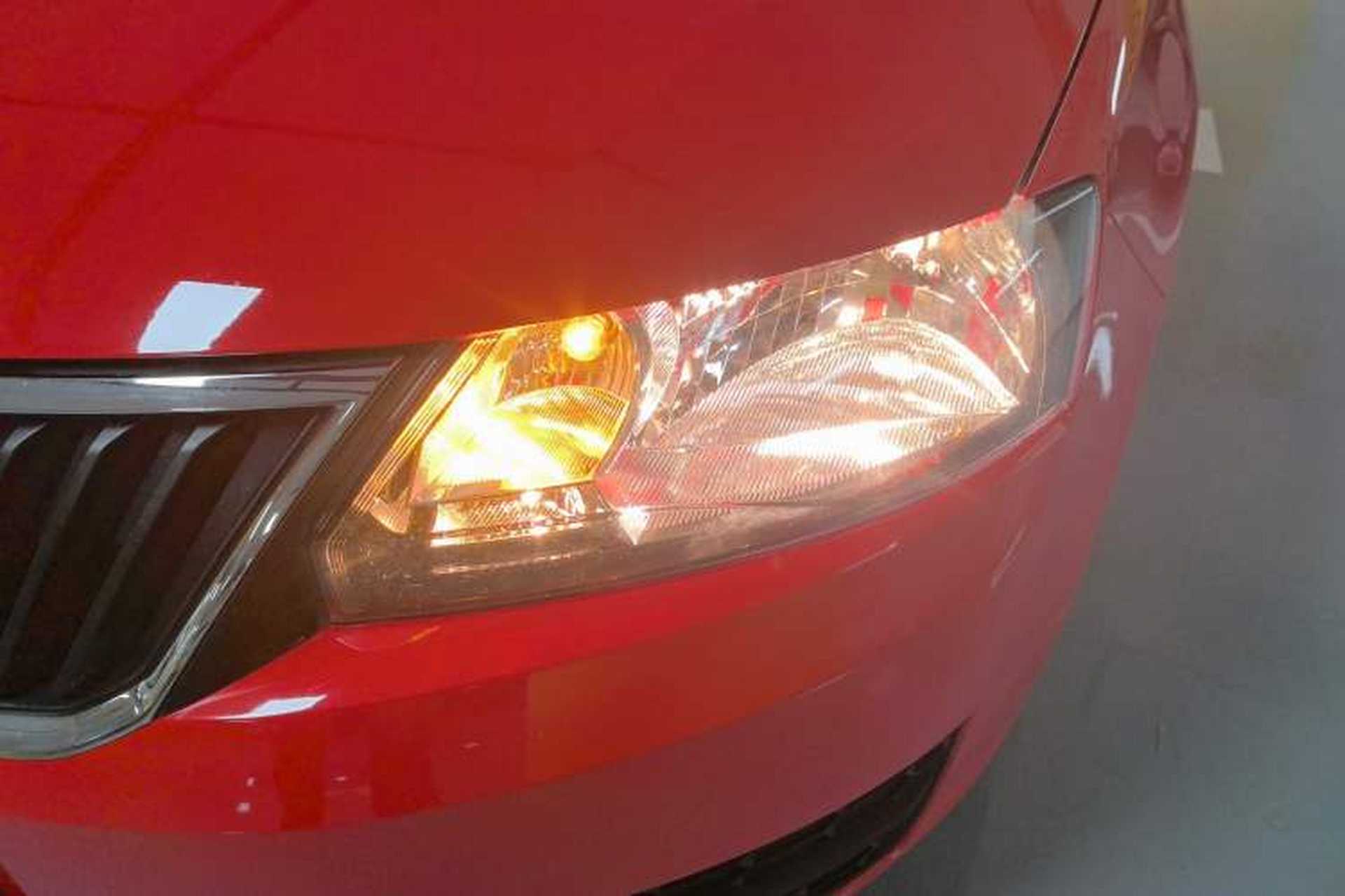 Used Skoda Rapid Spaceback 2016 Revised Version 1.4L Manual Front-Drive Edition Left Front Headlight