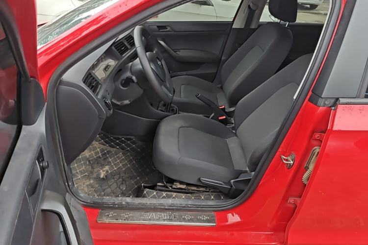 Used Skoda Rapid Spaceback 2016 Revised Version 1.6L Manual Front-Drive Edition Left Front Seat
