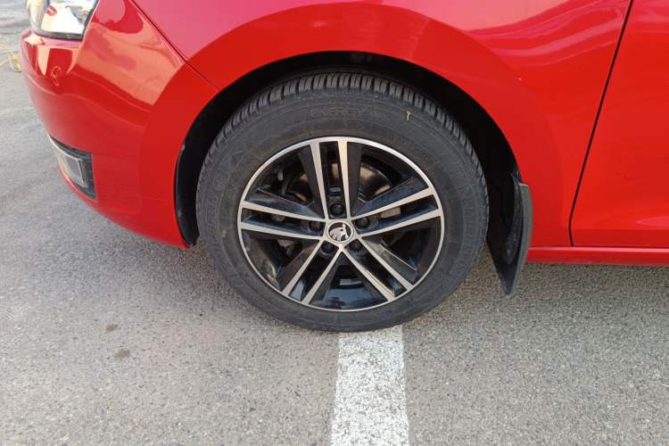 Used Skoda Rapid Spaceback 2016 1.6L Automatic Smart Drive Edition Left Front Wheel Hub