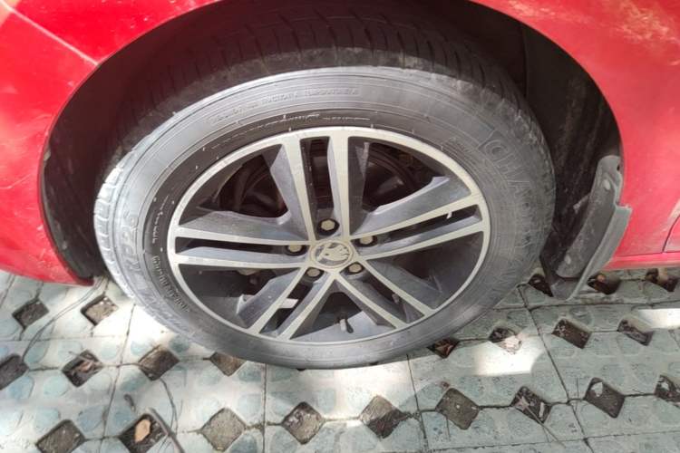 Used Skoda Rapid Spaceback 2016 Revised Version 1.6L Automatic Front-Drive Edition Left Front Wheel Hub