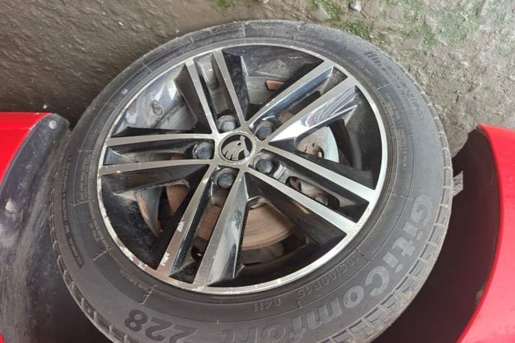 Used Skoda Rapid Spaceback 2016 1.6L Automatic Smart Drive Edition Left Front Wheel Hub