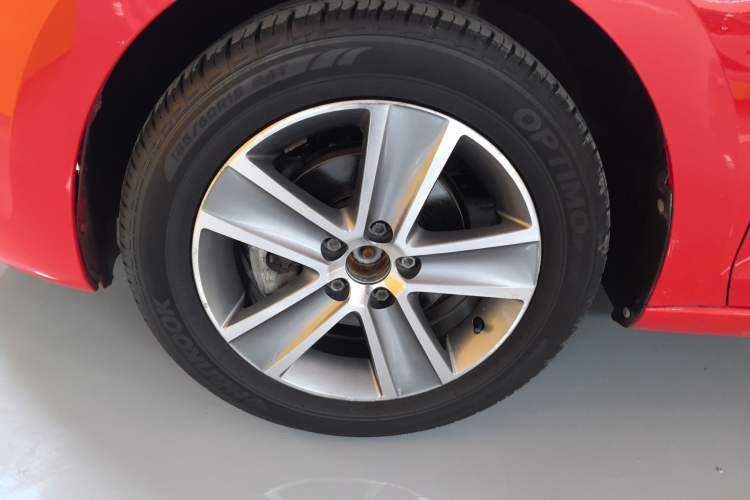 Used Skoda Rapid Spaceback 2016 Revised Version 1.4L Manual Front-Drive Edition Left Front Wheel Hub