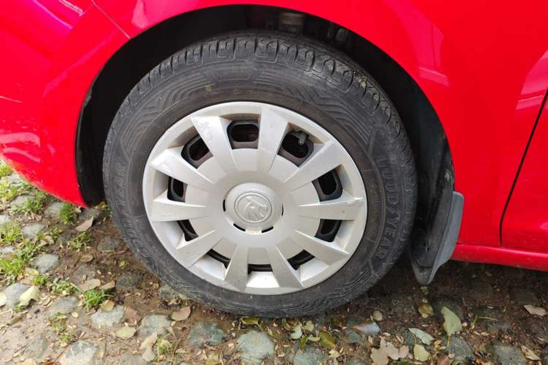 Used Skoda Rapid Spaceback 2016 Revised Version 1.4L Manual Front-Drive Edition Left Front Wheel Hub