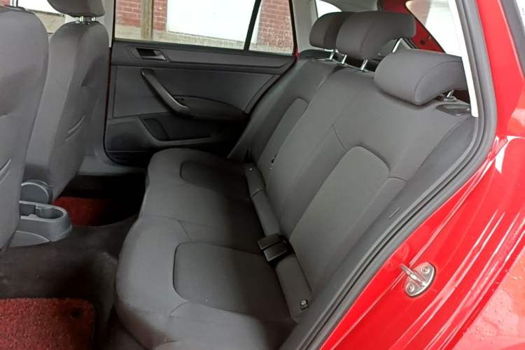 Used Skoda Rapid Spaceback 2016 Revised Version 1.6L Manual Front-Drive Edition Left Rear Seat