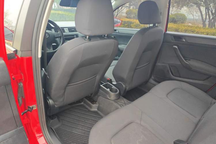 Used Skoda Rapid Spaceback 2016 Revised Version 1.6L Manual Front-Drive Edition Left Rear Seat