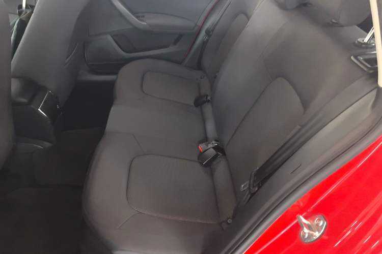Used Skoda Rapid Spaceback 2016 Revised Version 1.4L Manual Front-Drive Edition Left Rear Seat
