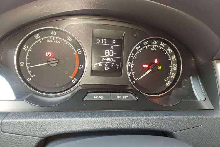 Used Skoda Rapid Spaceback 2016 1.6L Automatic Chuanxing Edition Odometer Close Up