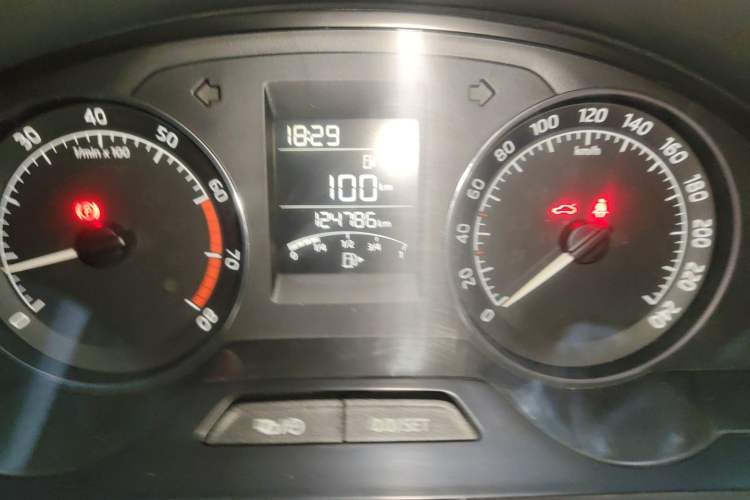 Used Skoda Rapid Spaceback 2016 Revised Version 1.4L Manual Front-Drive Edition Odometer Close Up
