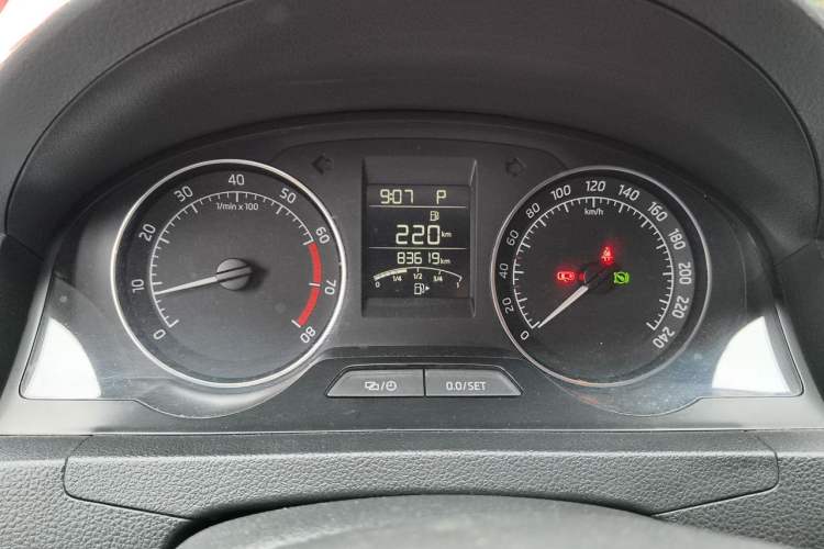 Used Skoda Rapid Spaceback 2016 Revised Version 1.6L Automatic Front-Drive Edition Odometer Close Up