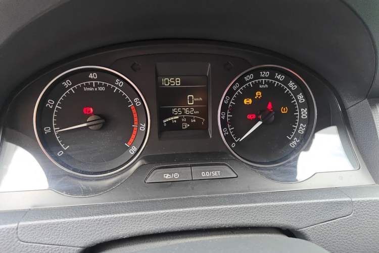 Used Skoda Rapid Spaceback 2016 Revised Version 1.4L Manual Front-Drive Edition Odometer Close Up