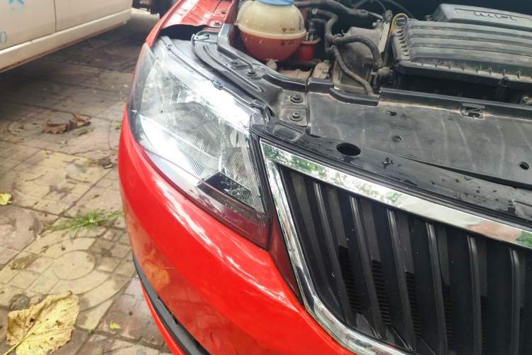 Used Skoda Rapid Spaceback 2016 Revised Version 1.6L Automatic Front-Drive Edition Right Front Headlight