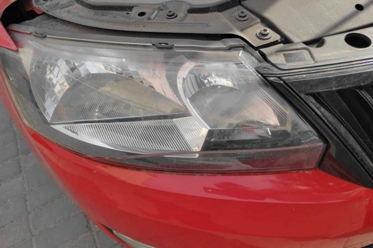 Used Skoda Rapid Spaceback 2016 Revised Version 1.6L Automatic Front-Drive Edition Right Front Headlight