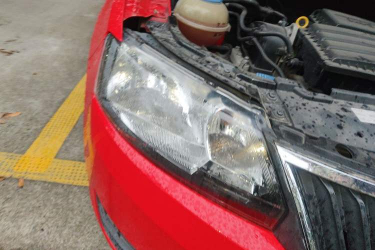 Used Skoda Rapid Spaceback 2016 Revised Version 1.4L Manual Front-Drive Edition Right Front Headlight