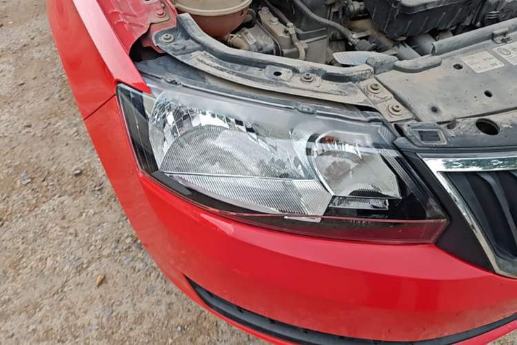 Used Skoda Rapid Spaceback 2016 Revised Version 1.6L Manual Front-Drive Edition Right Front Headlight