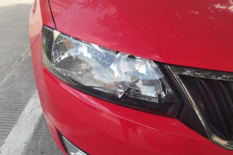 Used Skoda Rapid Spaceback 2016 Revised 1.6L Automatic Chuanxing Version Right Front Headlight