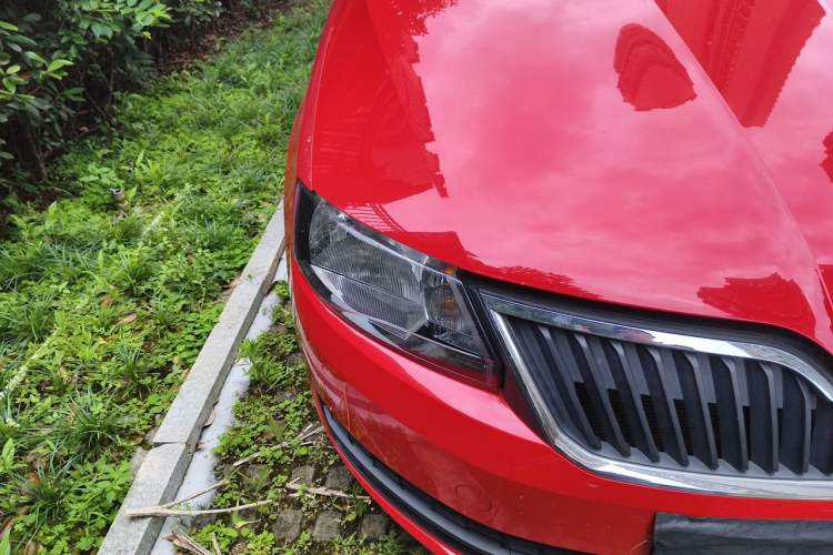 Used Skoda Rapid Spaceback 2016 Revised Version 1.6L Automatic Front-Drive Edition Right Front Headlight