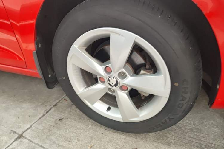 Used Skoda Rapid Spaceback 2016 1.6L Automatic Chuanxing Edition Right Front Wheel Hub