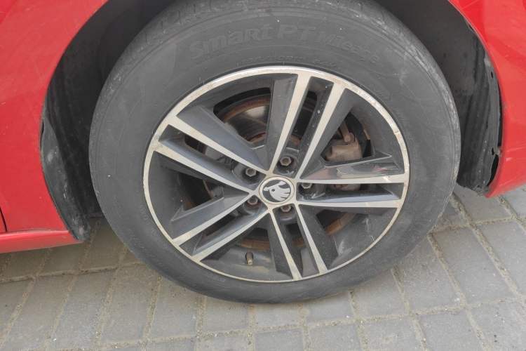 Used Skoda Rapid Spaceback 2016 Revised Version 1.6L Automatic Front-Drive Edition Right Front Wheel Hub
