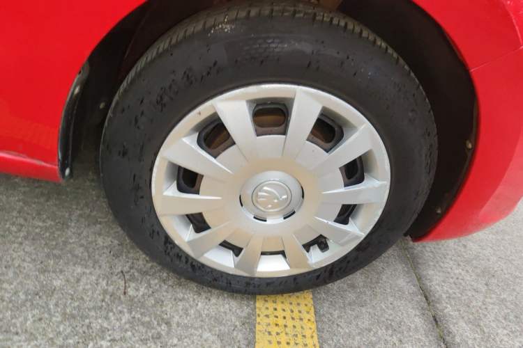 Used Skoda Rapid Spaceback 2016 Revised Version 1.4L Manual Front-Drive Edition Right Front Wheel Hub